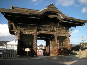 ▲善光寺の仁王門。迫力ありました