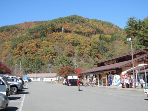 ▲賑わいを見せる道の駅「三岳」