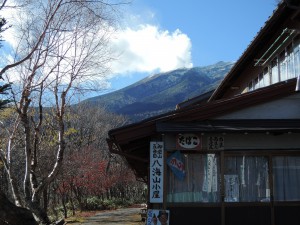 ▲八海山小屋から望む御嶽山頂