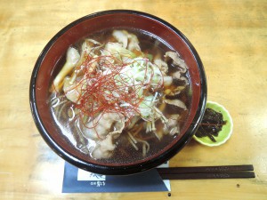 ▲木曽馬の里への入口にある「霧しな」の「肉そば（1150円）」