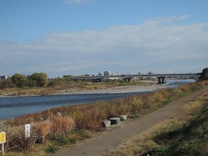 ▲渡し付近の犀川の流れ。奥に見えるのが丹波島橋