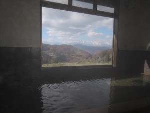 ▲内湯からも北アルプスを一望できる
