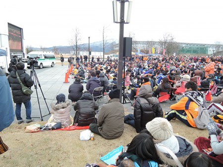 ▲私の予想を超える観客が集まっていた。雪はちらついているが長野も熱くなってきた