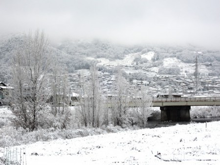 ▲雪が家々の景色をモノトーンに変えタイムスリップした雰囲気に