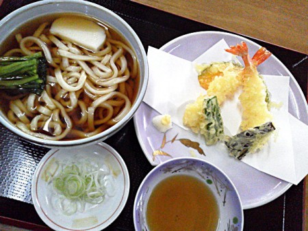 ▲麺が違うだけ。うどんもそばも瓜二つ