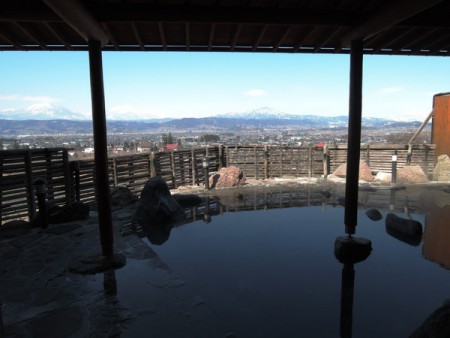 ▲立ち上がると善光寺平、北信五岳の風景が広がるのだが