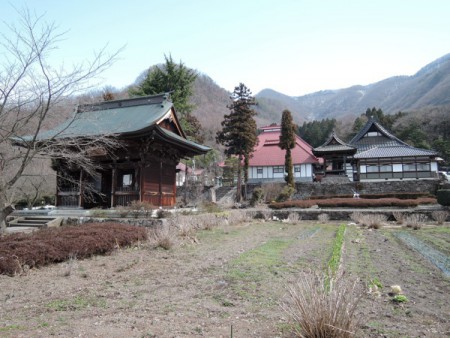 ▲田んぼに囲まれた静かな場所に建つ