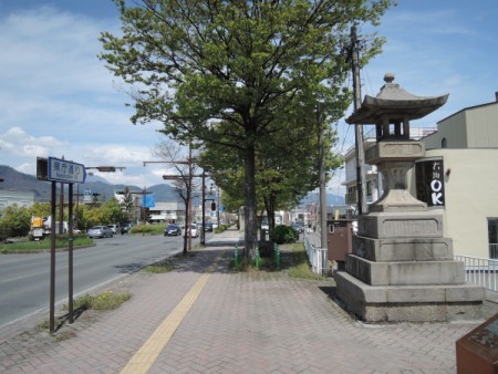 ▲立派な常夜灯が立つ、丹波島橋のたもと。左が国道117号