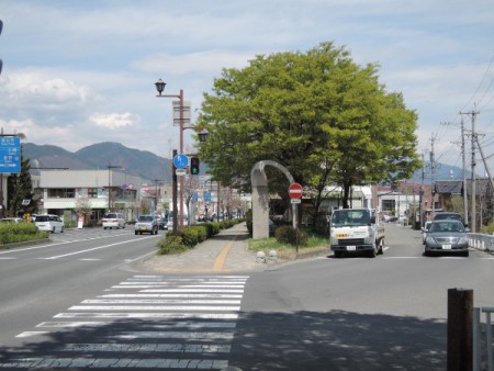 ▲丹波島橋を渡るとすぐに国道の右脇に脇道がある。これが善光寺街道（たぶん）