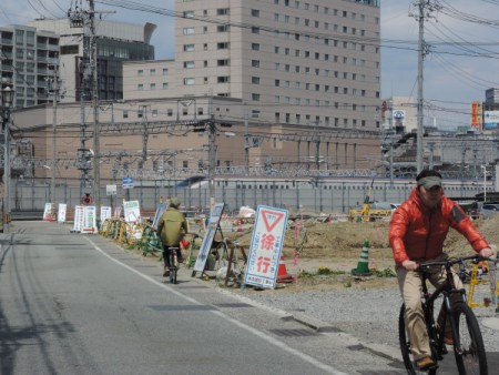 ▲道はJR長野駅にぶち当たる。ちょうど北陸新幹線が通過中