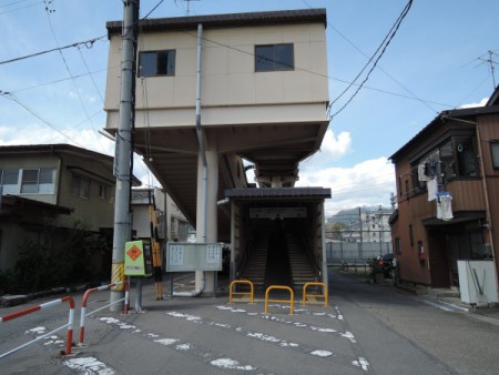 ▲線路は歩行者と自転車専用跨線橋で越える