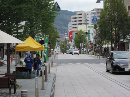 ▲表参道はアスファルト舗装から石畳風舗装に、最近改修された