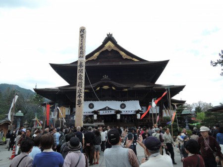 ▲善光寺本堂に到着。前立本尊の御開帳が行われている。目の前で前立本尊を拝むこともできる。本堂前に立つ回向柱はその前立本尊と綱で結ばれており、この柱に触れることで、ご本尊と縁を結ぶことができる